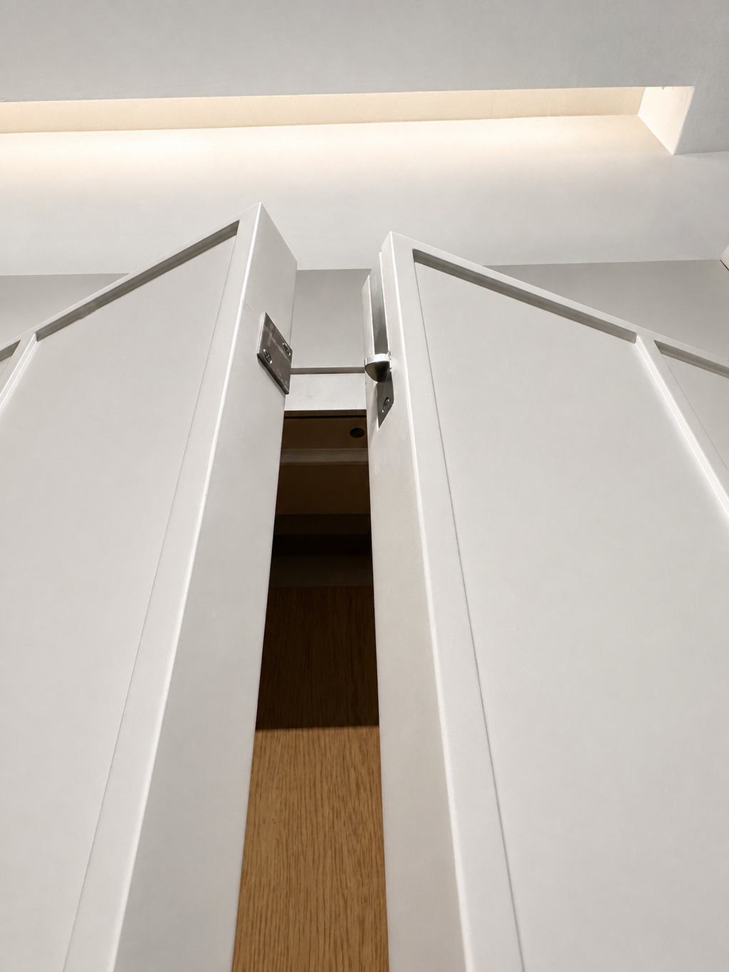 White Lacquered Skeleton-Line Solid Wood Double Door